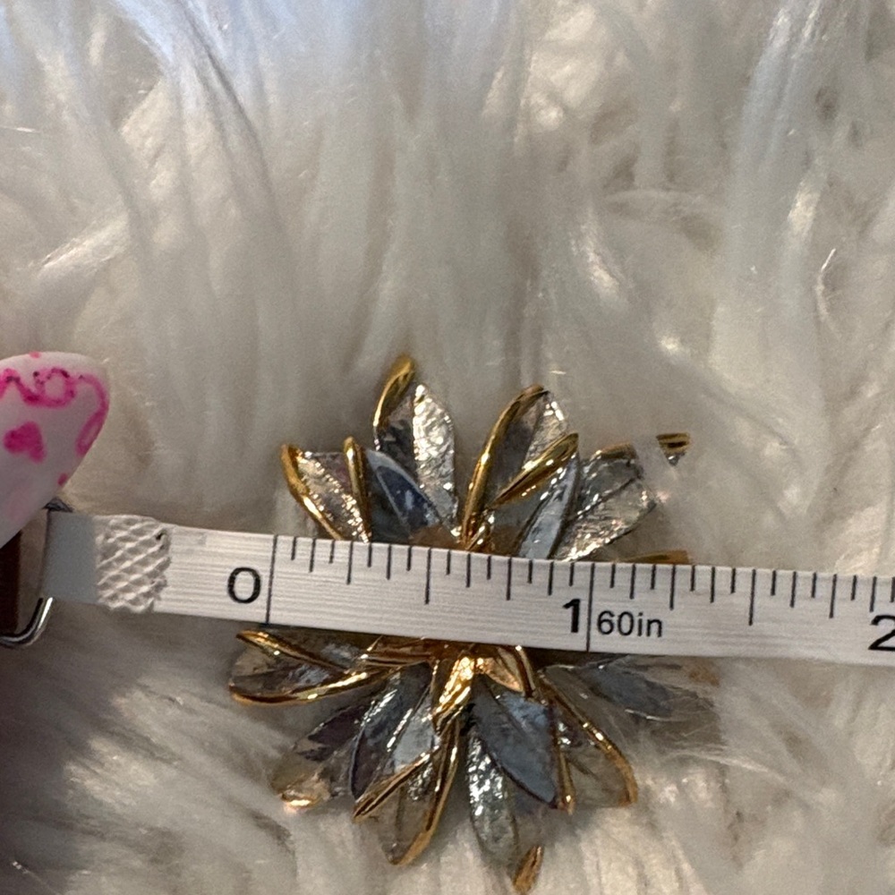 Elegant Gold and Silver Flower Brooch - Picture 6 of 7